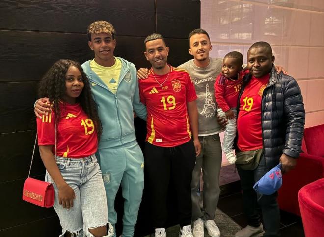 Lamine Yamal, junto a su familia durante la Eurocopa.