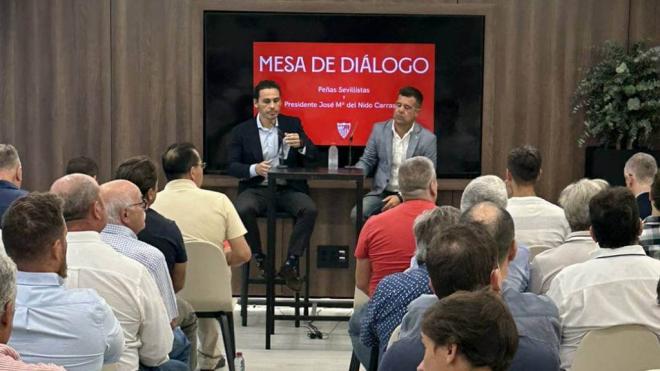 Del Nido Carrasco y Carlos Jiménez, en el encuentro con los peñistas (Foto: Federación de Peñas).