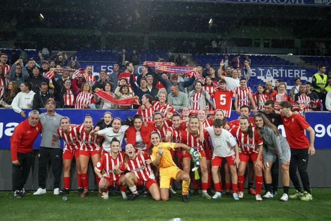 Las jugadoras del Sporting celebran la victoria en el Carlos Tartiere (Foto: RSG).