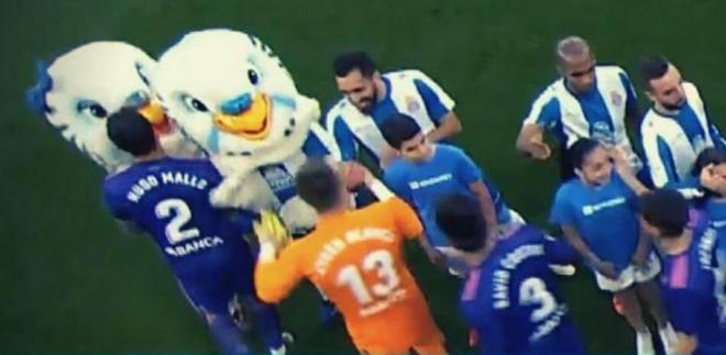 Momento en el que Hugo Mallo tocó el pecho de la mujer que portaba el disfraz de la mascota del Espanyol