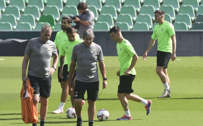 Pellegrini, con Lo Celso detrás, en un entrenamiento (Foto: Kiko Hurtado).