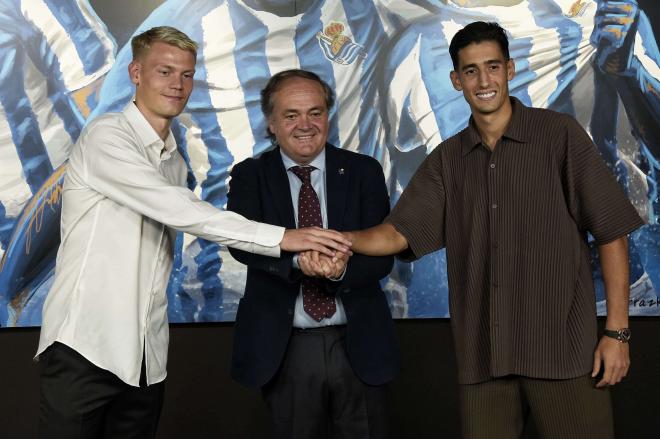 Aperribay junto a Oskarsson y Nayef Aguerd en su presentación con la Real (Foto: Giovanni Batista)