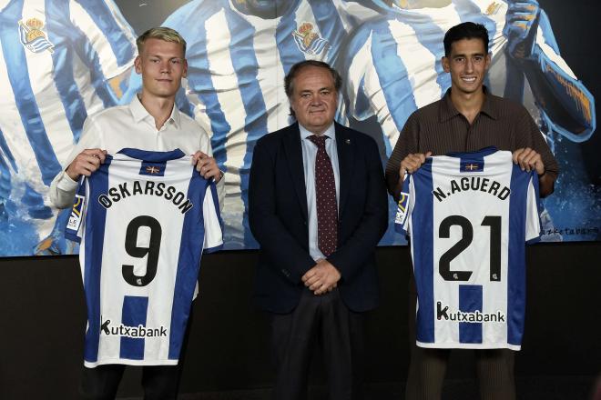 Oskarsson y Nayef Aguerd posan con la camiseta de la Real junto a Aperribay (Foto: Giovanni Batista).