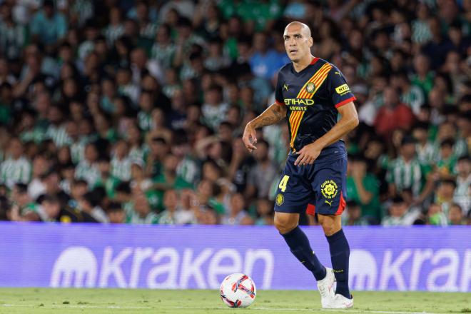 Oriol Romeu, en un partido del Girona (FOTO: Cordón Press).