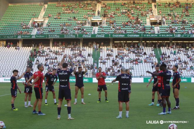 Los jugadores del Dépor calientan en el césped de El Arcángel (Foto: LALIGA).