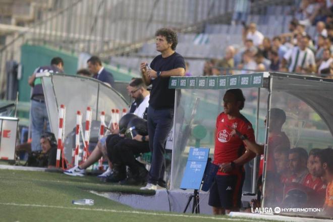 Imanol Idiakez, pensativo en el Córdoba - Dépor (Foto: LALIGA).