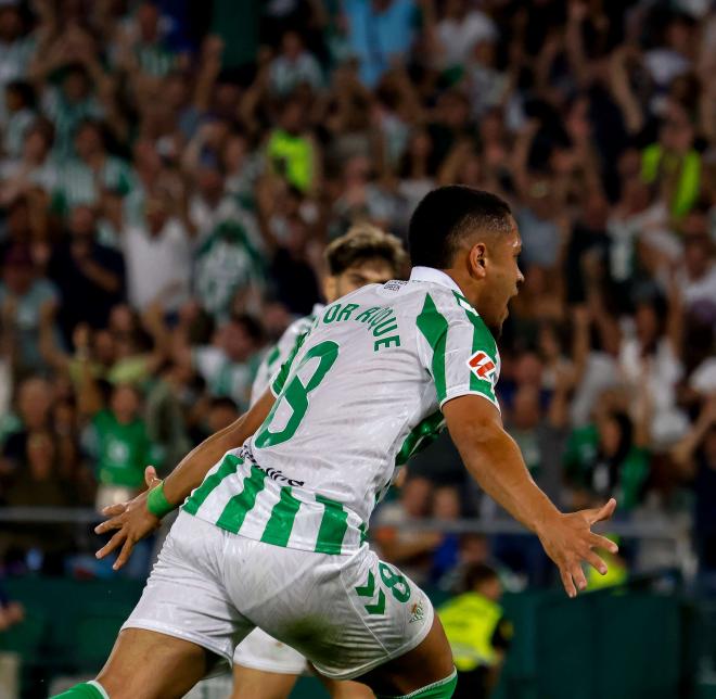 Vitor Roque celebrando su primer gol con la camiseta del Real Betis (Cordon Press)