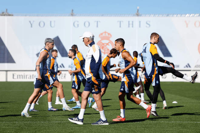 Ancelotti entrenando a los jugadores del Real Madrid (Foto: RM).