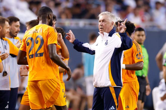 Carlo Ancelotti charla con Antonio Rüdiger en la pretemporada del Real Madrid (Foto: Cordon Press)