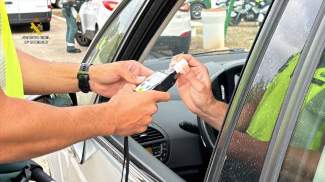 Control de alcoholemia y drogas de la Guardia Civil (Foto: E.P./GUARDIA CIVIL DE LA RIOJA)