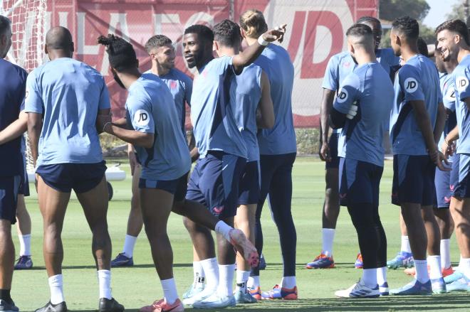 Los jugadores del Sevilla, en la sesión de este viernes (Foto: Kiko Hurtado).