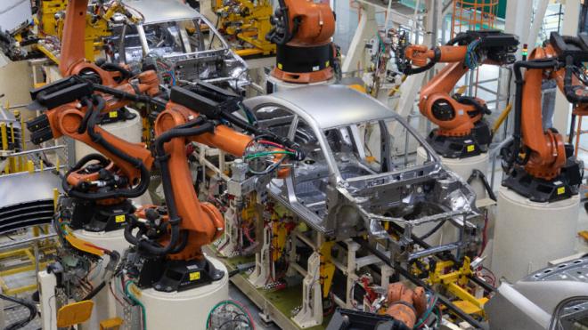 Cadena de ensamblaje en la fabricación de un coche (foto: freepik).