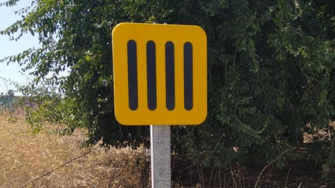 La señal que fue viral por desconocer su significado (foto: twitter @vctormanuelfdez).