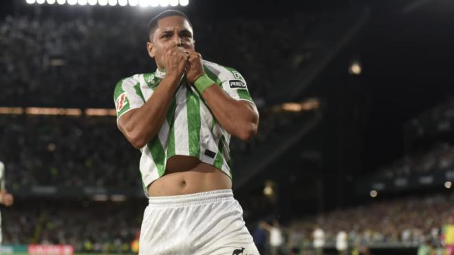 Vitor Roque besándose el escudo del Real Betis (Juan Antonio Hurtado)