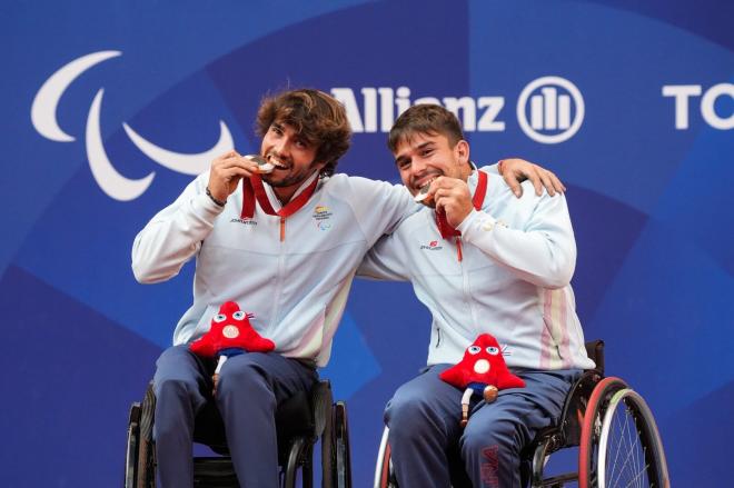 Martín de la Puente y Daniel Caverzaschi, bronce en París (Foto: @Paralimpicos).