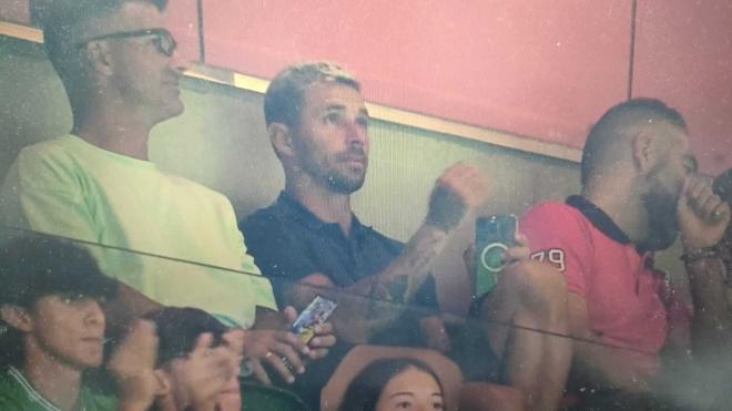 Rubén Castro siguiendo el partido en el Benito Villamarín (Juan Antonio Hurtado)