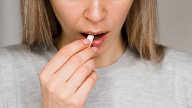 Mujer tomándose una pastilla (Foto: Freepik)