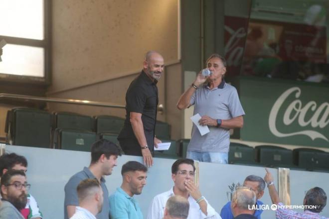 Paco Jémez en la grada de El Arcángel para el Córdoba - Dépor (Foto: LALIGA).