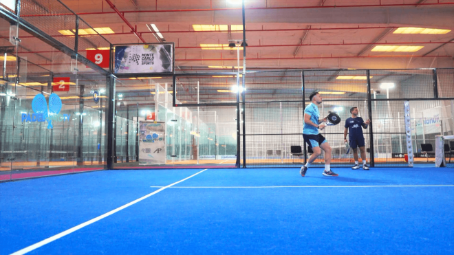 Andrés Britos y alumno durante la clase en Pádel Pro.