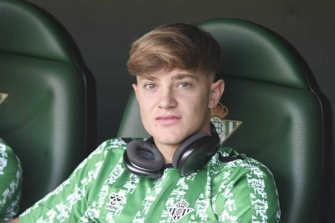Jesús Rodríguez, en el banquillo del Benito Villamarín (Foto: Kiko Hurtado)