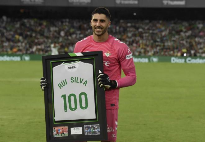 Rui Silva, festejando sus primeros cien partidos con el Betis (Foto: Kiko Hurtado)