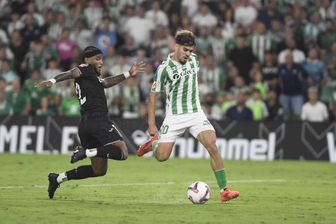 Ez Abde con la pelota en el Betis-Leganés (Foto: Kiko Hurtado)