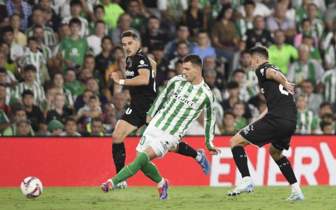 Giovani Lo Celso ejecuta un pase  (Foto: Kiko Hurtado)