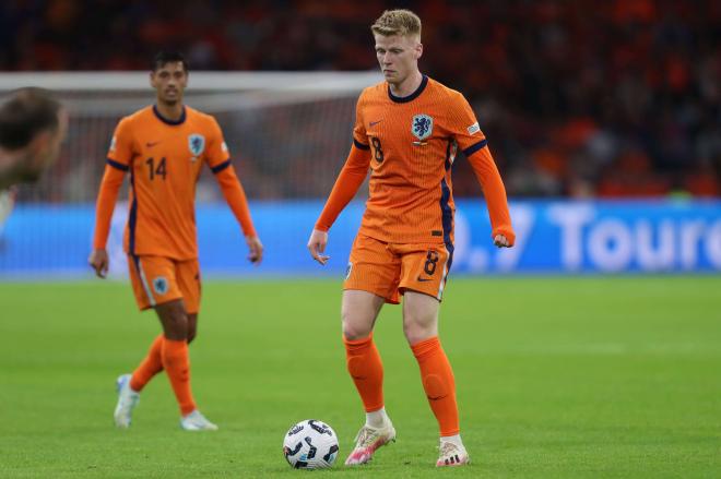 Jerdy Schouten controla el balón en un partido de los Países Bajos (FOTO: Cordón Press).