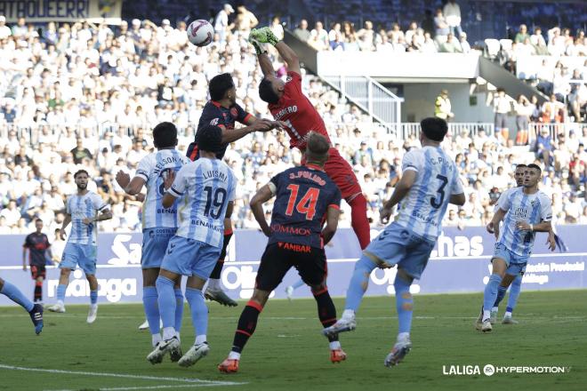 Alfonso Herrero intenta atrapar el balón en el Málaga - Huesca (Foto: LALIGA).