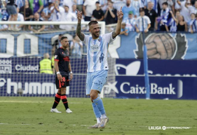 Dioni celebra el primer gol del Málaga al Huesca (Foto: LALIGA).