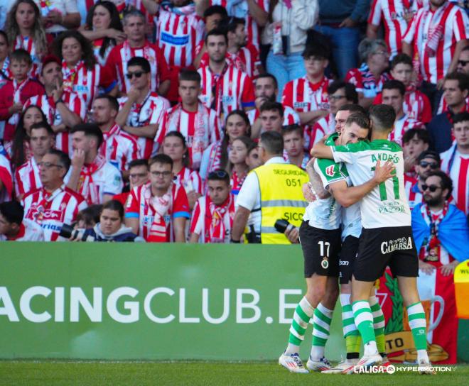 Gol del Racing al Sporting en El Sardinero (Foto: LALIGA).