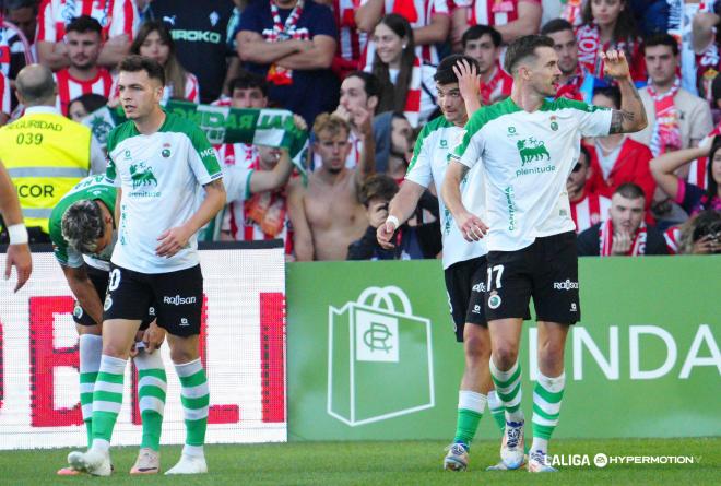 Gol del Racing al Sporting en El Sardinero (Foto: LALIGA).