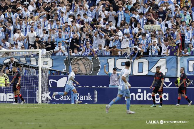 Celebración del gol del Málaga al Huesca, con participación directa de Dioni (Foto: LALIGA).