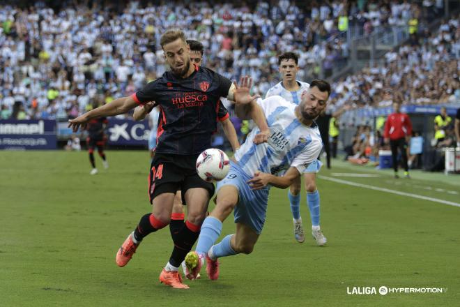 Roko Baturina pelea en el Málaga - Huesca (Foto: LALIGA).