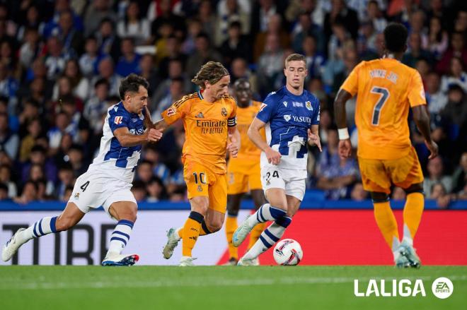 Luka Sucic y Martín Zubimendi presionan a Modric en el Real Sociedad - Real Madrid (Foto: LALIGA).