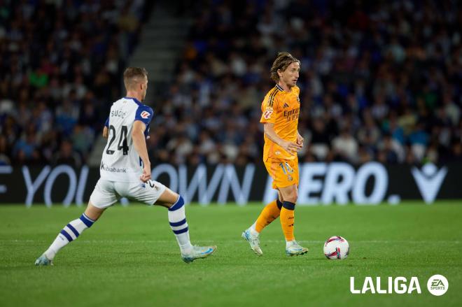 Luka Sucic presiona a Modric en el Real Sociedad - Real Madrid (Foto: LALIGA).