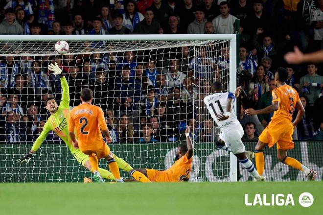 Larguerazo de Sheraldo Becker en el Real Sociedad - Real Madrid (Foto: LALIGA).