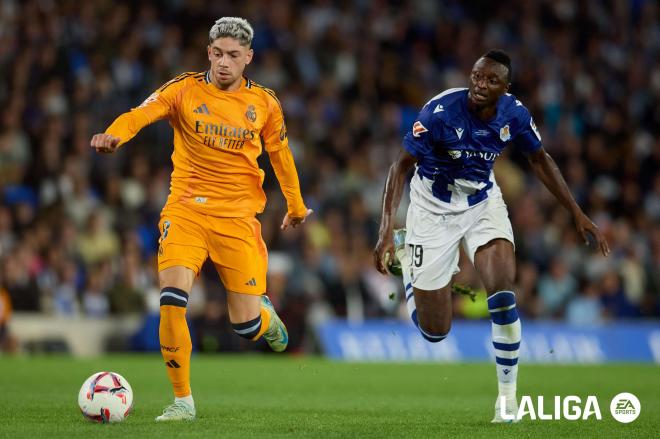 Sadiq Umar persigue a Fede Valverde en el Real Sociedad - Real Madrid (Foto: LALIGA).