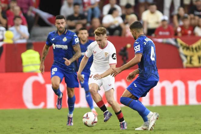 Peque conduce el balón ante el Getafe (Foto: Kiko Hurtado).