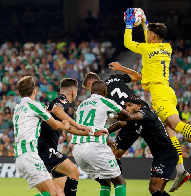 William Carvalho en el centro de la imagen en el Betis-Leganés (foto: Cordón Press).