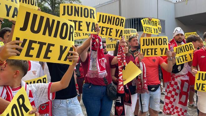 Pancartas de 'Junior vete ya' en la manifestación (Kiko Hurtado)