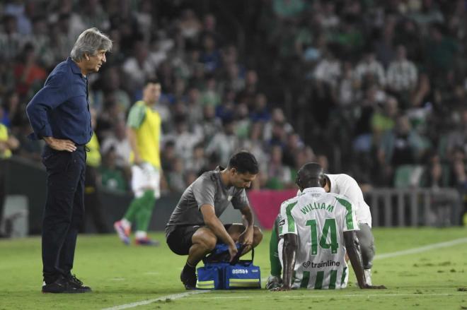 William Carvalho es atendido en el Benito Villamarín por los servicios médicos del Betis (Foto: Kiko Hurtado)