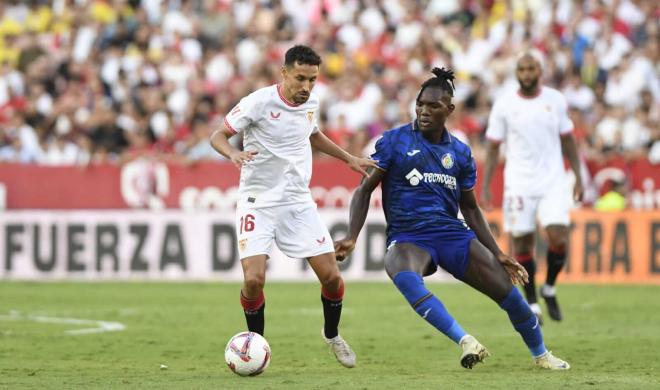 Jesús Navas con la pelota (foto: Kiko Hurtado).