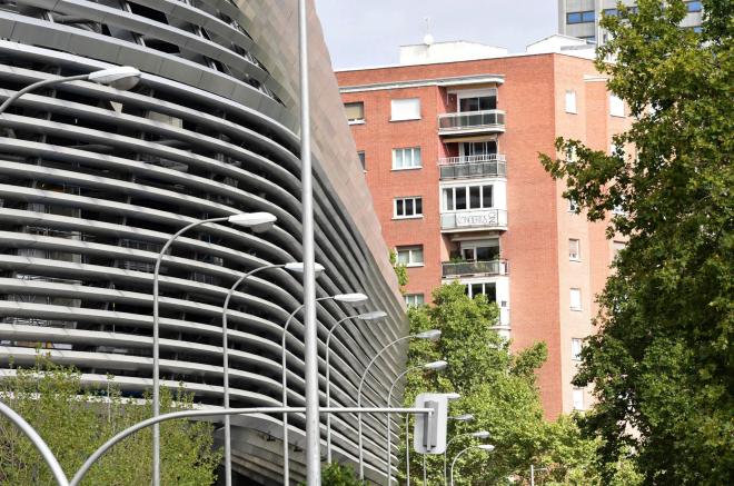 El Estadio Santiago Bernabéu, ante los pisos del barrio de Chamartín (Foto: EFE).