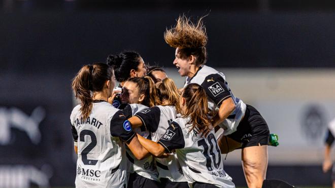 El VCF Femenino celebra un gol (Foto: Valencia CF).