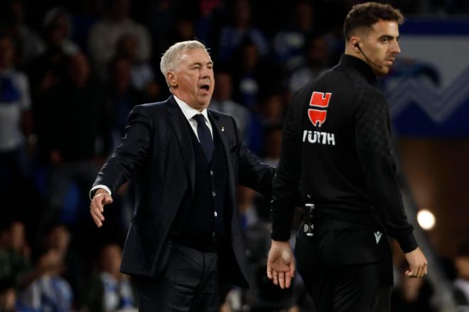 Ancelotti da indicaciones a sus jugadores en el Real Madrid-Real Sociedad (FOTO: EFE).