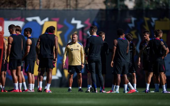 Hansi Flick da indicaciones en una sesión del Barcelona (Foto: FCB).