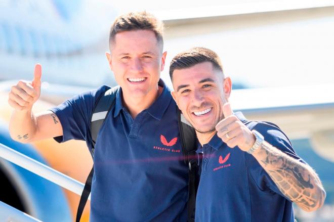 Veteranos del aire: Ander Herrera y Yuri Berchiche saludan desde la escalerilla del avión (Foto: Athletic Club).