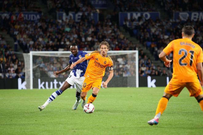 Modric conduce el balón en el Real Sociedad-Real Madrid (FOTO: Cordón Press).