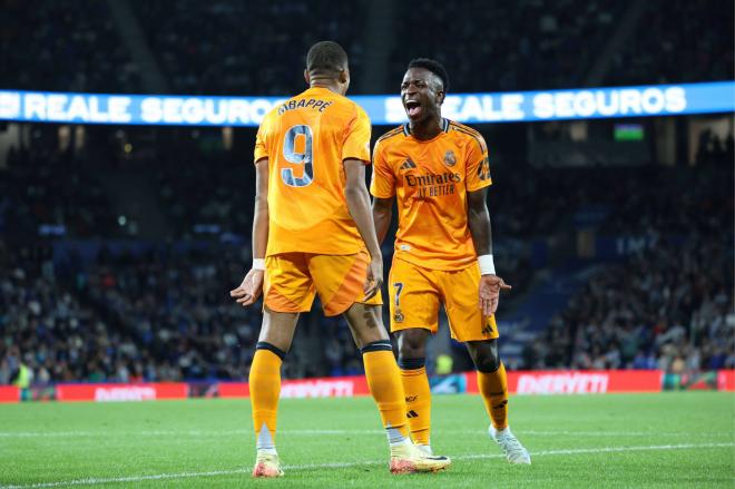 Vinicius y Mbappé celebran uno de los goles en el Real Sociedad-Real Madrid (FOTO: Cordón Press).